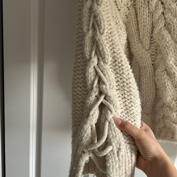 ZARA Knit Sweater. Cream colour. Oversized fit with crossed dealing on sleeves. - Picture 3 of 3